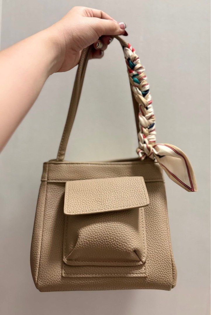 House of Little Bunny Dumpling (Category: Shoulder Bags) located in Imus. Submitted by _anndvr (Listing ID 1344565355, Image 1). Description: House of Little Bunny Dumpling in Gris T. 🤎 Pre-loved, PU no issue. Comes with dustbag. Both pockets are removable with short strap. Magnetic lock. Can ship thru lalamove or LBC. LOC: Imus, Cavite.