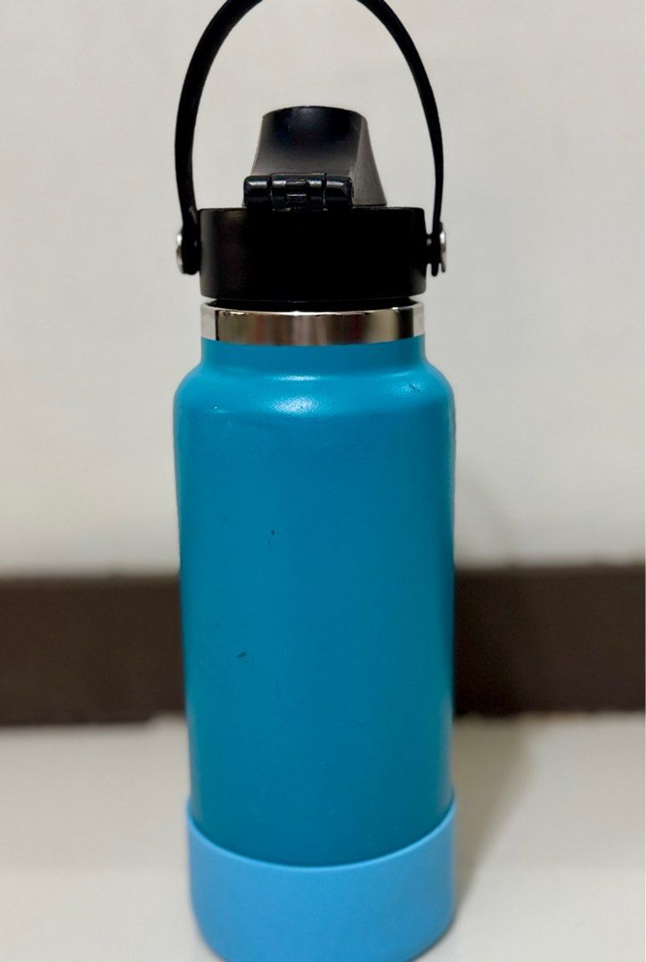 Hydroflask Aqua 32oz (946mL) (Category: Water Bottles & Tumblers) located in Taguig. Submitted by deklutr_finds (Listing ID 1439686498, Image 2). Description: Heavily used Hydroflask, but fully functional. Insulation works excellently — keeps your drinks cold/hot for hours. Affordable option if you want the quality of Hydroflask without paying full price. With free aqua boot Has some dents, scratches esp. at the bottom. Payment method (payment fi