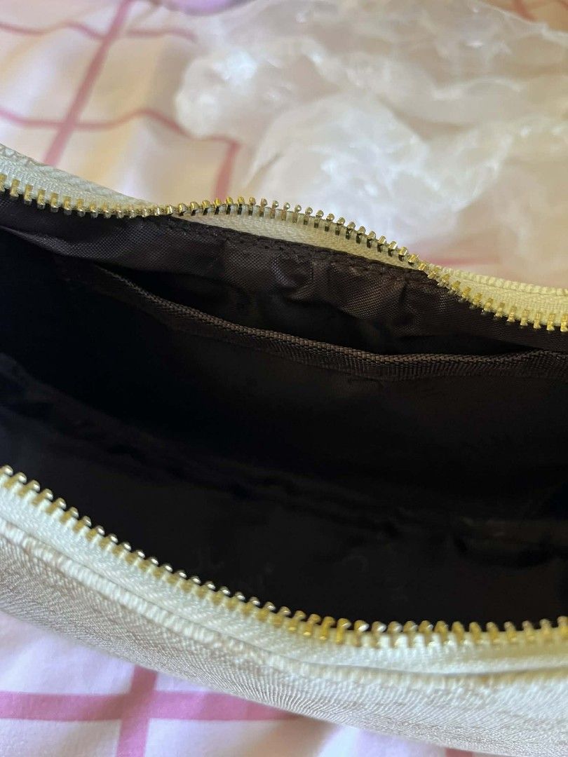 JC Jovanni Crescent Moon Bag (Category: Shoulder Bags) located in Ilagan. Submitted by samyoonmin (Listing ID 1439750414, Image 3). Description: Brand new never been used rfs: not really my type of bag mop: gcash, vank transfer mod: jnt.