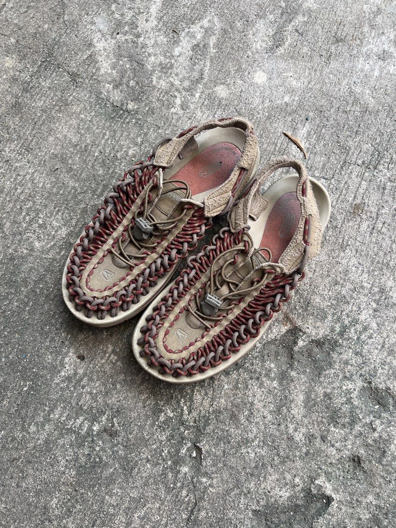 KEEN UNEEK SANDALS (Category: Slippers & Slides) located in Caloocan City. Submitted by gothrifted (Listing ID 1439665049, Image 1). Description: KEEN UNEEK SANDALS - mens US 8, euro 40.5, 26 cm - fair condition - issue: heel drag - color may vary due to lighting .