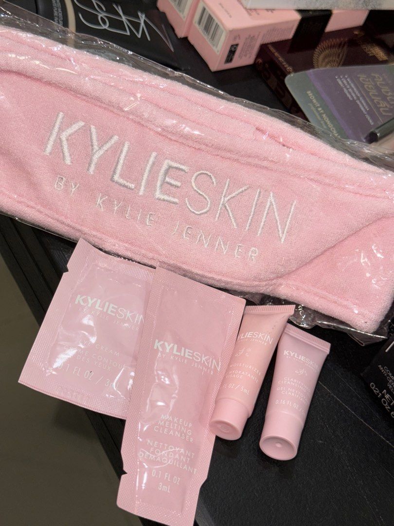 Kylie Skin Set (Category: Makeup) located in Quezon City. Submitted by themakeupavenueph (Listing ID 1439766013, Image 2). Description: ₱799 only Kylie Skin Set with head band Yup set na yan sya. Keep ko if ayaw nyo 🤪.