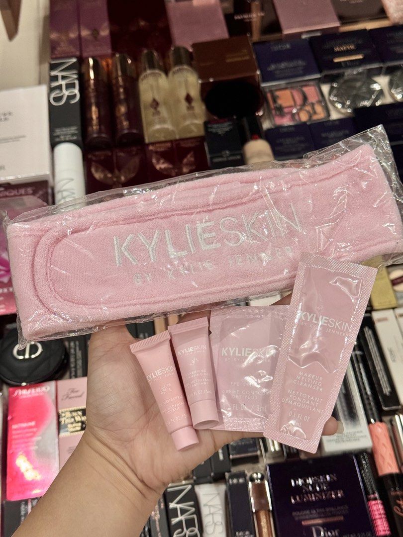 Kylie Skin Set (Category: Makeup) located in Quezon City. Submitted by themakeupavenueph (Listing ID 1439766013, Image 1). Description: ₱799 only Kylie Skin Set with head band Yup set na yan sya. Keep ko if ayaw nyo 🤪.