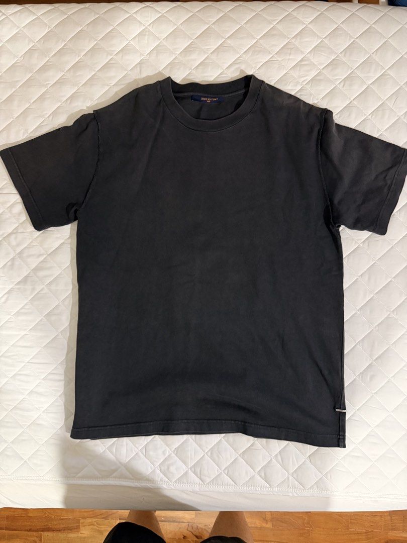 Louis Vuitton Basic Tee (Category: Tshirts & Polo Shirts) located in Singapore. Submitted by poiing (Listing ID 1439718670, Image 1). Description: Authentic Length : 28 inches PTP : 21.5 inches.