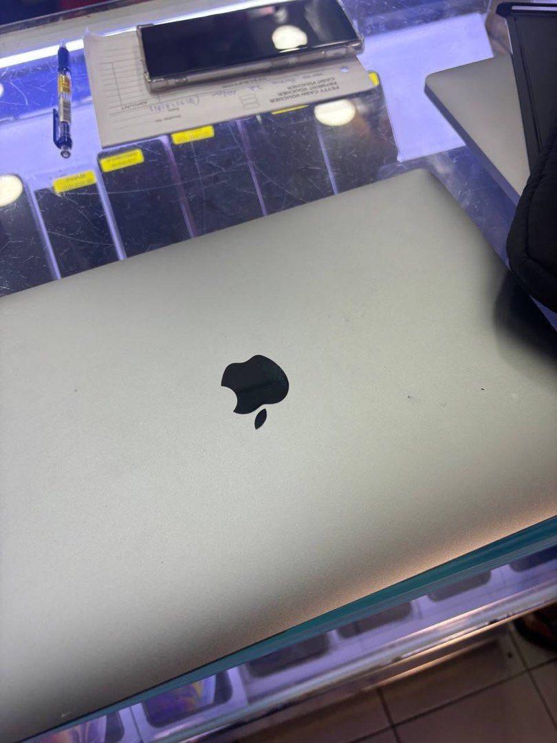 Macbook m1463058619430359040