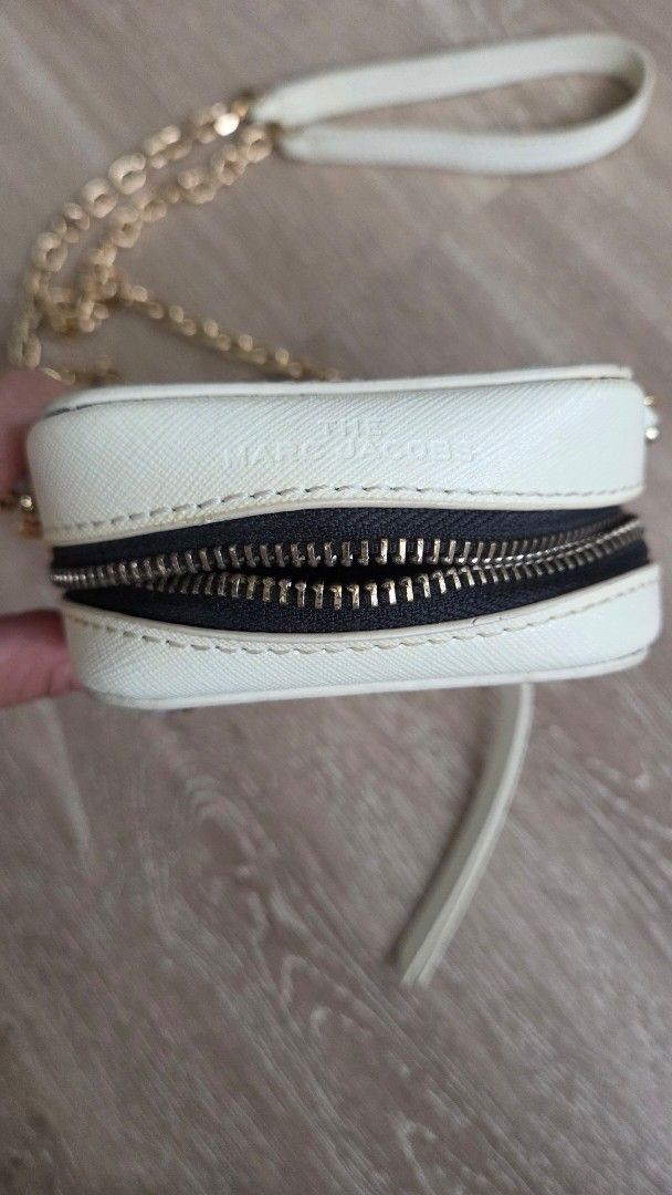 Authentic Marc Jacobs Snapshot Camera Bag white (Category: Luxury Bags & Wallets) located in Alburquerque. Submitted by cremlyn384 (Listing ID 1439726549, Image 3). Description: - Authentic White Marc Jacobs Snapshot camera bag saffiano - Gold-tone hardware - chain strap and wrist strap - Zip closure with brand name on pull - Iconic double "J" logo on front - no inclusion - barely used. good as new level - personal item, hindi ginagamit. nakatamb