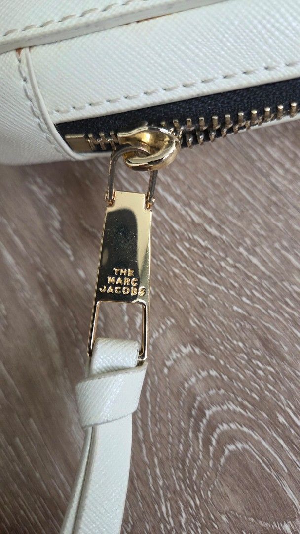 Authentic Marc Jacobs Snapshot Camera Bag white (Category: Luxury Bags & Wallets) located in Alburquerque. Submitted by cremlyn384 (Listing ID 1439726549, Image 2). Description: - Authentic White Marc Jacobs Snapshot camera bag saffiano - Gold-tone hardware - chain strap and wrist strap - Zip closure with brand name on pull - Iconic double "J" logo on front - no inclusion - barely used. good as new level - personal item, hindi ginagamit. nakatamb