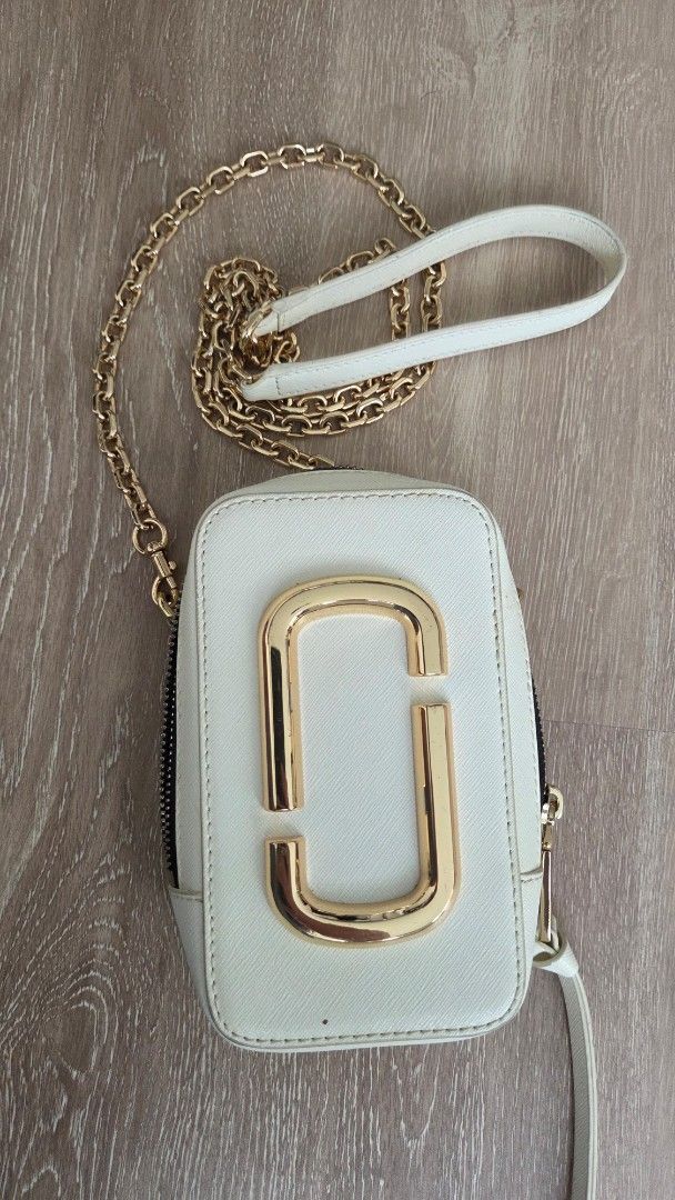 Authentic Marc Jacobs Snapshot Camera Bag white (Category: Luxury Bags & Wallets) located in Alburquerque. Submitted by cremlyn384 (Listing ID 1439726549, Image 1). Description: - Authentic White Marc Jacobs Snapshot camera bag saffiano - Gold-tone hardware - chain strap and wrist strap - Zip closure with brand name on pull - Iconic double "J" logo on front - no inclusion - barely used. good as new level - personal item, hindi ginagamit. nakatamb