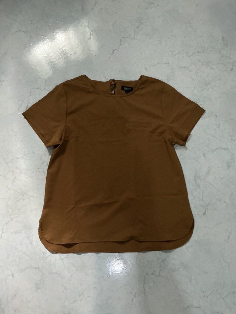 Memo Brown Short Sleeve Top (Category: Blouses) located in Legazpi City. Submitted by clutterbusterph (Listing ID 1439696267, Image 1). Description: shoulder: 19 inches length: 24 inches very good quality !! - Brown short-sleeved top - Round neckline - Small pocket detail - Curved hemline - Smooth, solid fabric.