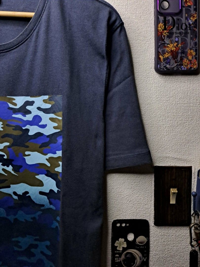 Michael Kors (Category: Luxury Apparel) located in Manila. Submitted by yaseen_73 (Listing ID 1439766756, Image 2). Description: Michael Kors navy blue t-shirt featuring a blue camouflage graphic on the front - Wearing : L on Tag - Dimensions : Please Refer to the Photo - Color Rate : 9.2/10 - No Issue - In Excellent Condition 🔥🔥🔥 Pre - Owned 🔥🔥🔥 or Best Offer Courier : 📍Brgy. Pansol, Q.C.