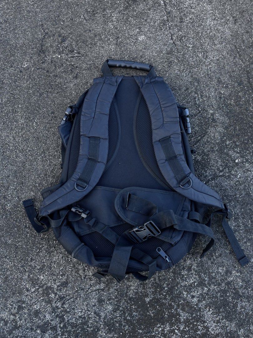 Oakley Icon Technical Backpack (Category: Backpacks) located in Naga. Submitted by davinci_25 (Listing ID 1439626377, Image 2). Description: Flawless 9.5/10 Color rate.