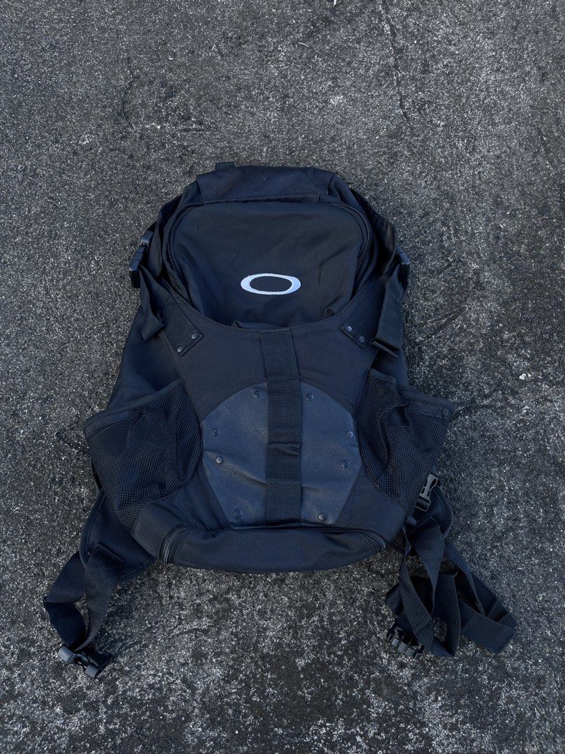 Oakley Icon Technical Backpack (Category: Backpacks) located in Naga. Submitted by davinci_25 (Listing ID 1439626377, Image 1). Description: Flawless 9.5/10 Color rate.