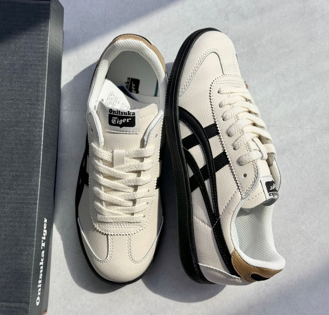 Onitsuka Tiger TOKUTEN (Category: Sneakers) located in Singapore. Submitted by swtianiqar22328 (Listing ID 1439620319, Image 3). Description: New authentic certified Size: 36-45 All sizes and colors optional Free delivery to home.