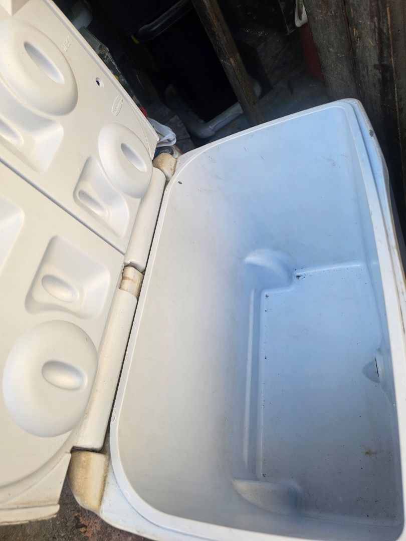 Pamigay Bundle Sale Rubbermaid igloo Cooler (Category: Other Kitchenware & Tableware) located in Quezon City. Submitted by sherockxx (Listing ID 1439702696, Image 3). Description: no longer using. On hand and ready to ship plus fees. just needs cleaning..