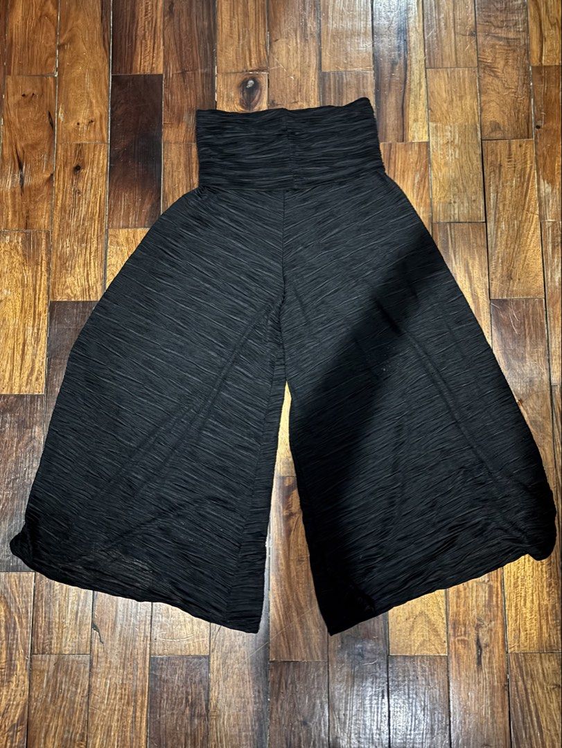 Pleated Fold over Pants for beach cover up (Category: Other Bottoms) located in Las Pinas. Submitted by kylloren_ (Listing ID 1439714890, Image 2). Description: rfs: decluttering fits m to semi l.