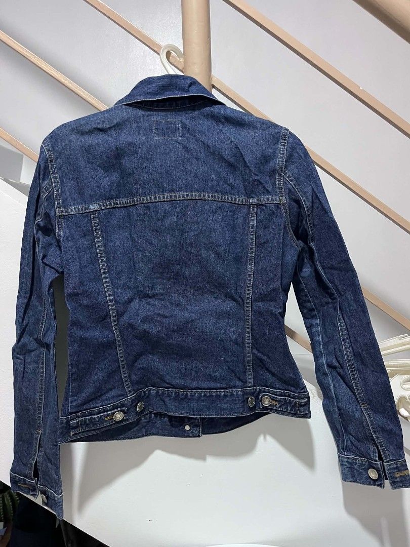 Preloved Oasis Denim Jacket for Women (Category: Coats, Jackets and Outerwear) located in Mandaluyong City. Submitted by fiercefox.4f0283 (Listing ID 1439703266, Image 2). Description: - Classic denim jacket - Dark wash - Button-down front - Two chest pockets - Two side pockets - Long sleeves - Collared neckline - Perfect for layering RFS: Decluttering MOP: BPI/Gcash Location: Ususan, Taguig City.