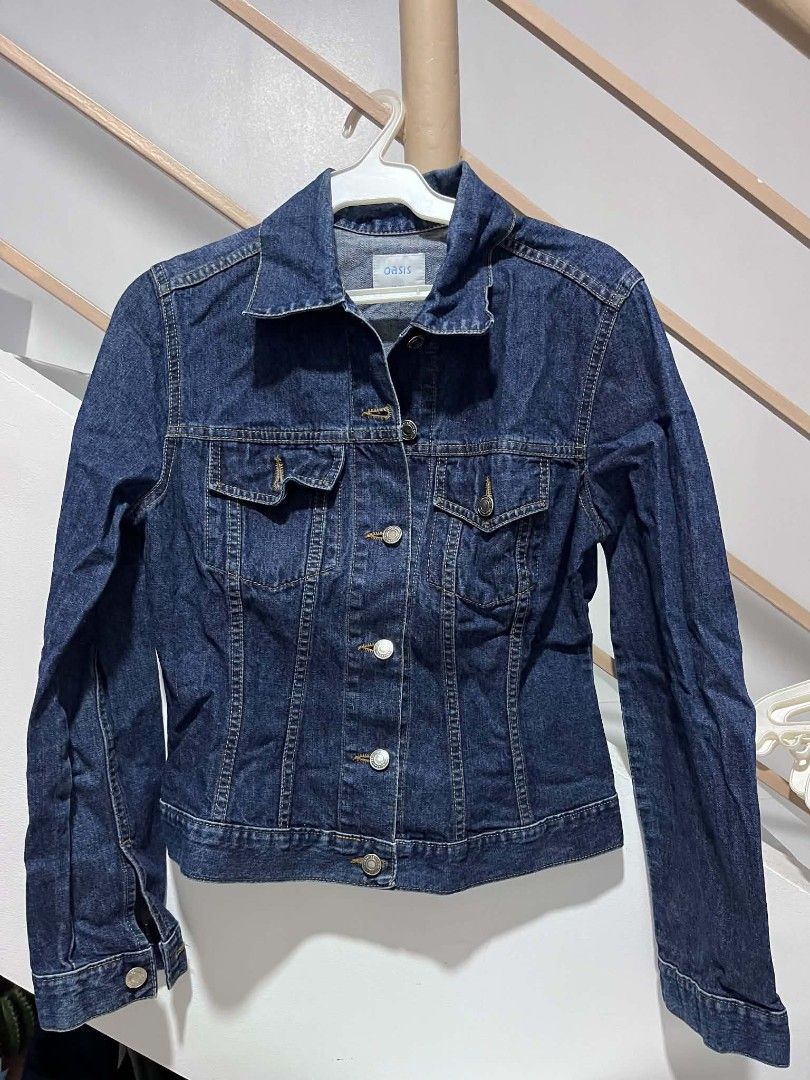 Preloved Oasis Denim Jacket for Women (Category: Coats, Jackets and Outerwear) located in Mandaluyong City. Submitted by fiercefox.4f0283 (Listing ID 1439703266, Image 1). Description: - Classic denim jacket - Dark wash - Button-down front - Two chest pockets - Two side pockets - Long sleeves - Collared neckline - Perfect for layering RFS: Decluttering MOP: BPI/Gcash Location: Ususan, Taguig City.