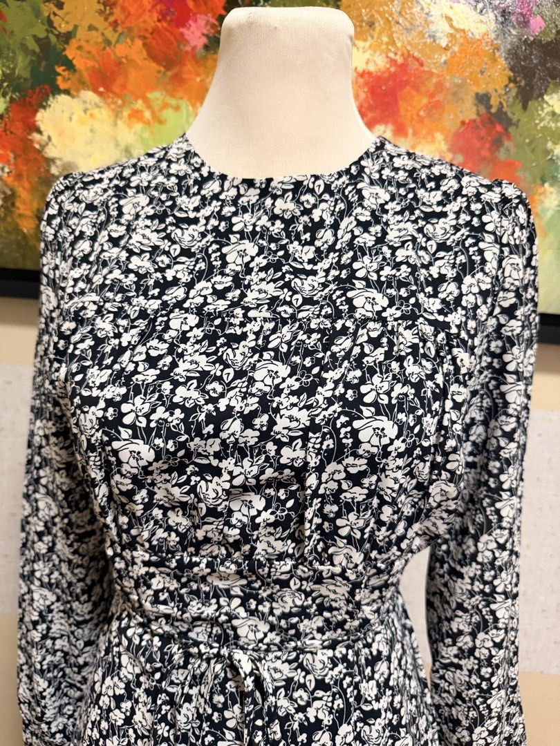 Printed maxi dress (Category: Dresses) located in Muntinlupa City. Submitted by gap0710 (Listing ID 1439669216, Image 3). Description: Printed long dress with side straps. In excellent, like new condition. This is free size but can fit medium to large frame. .