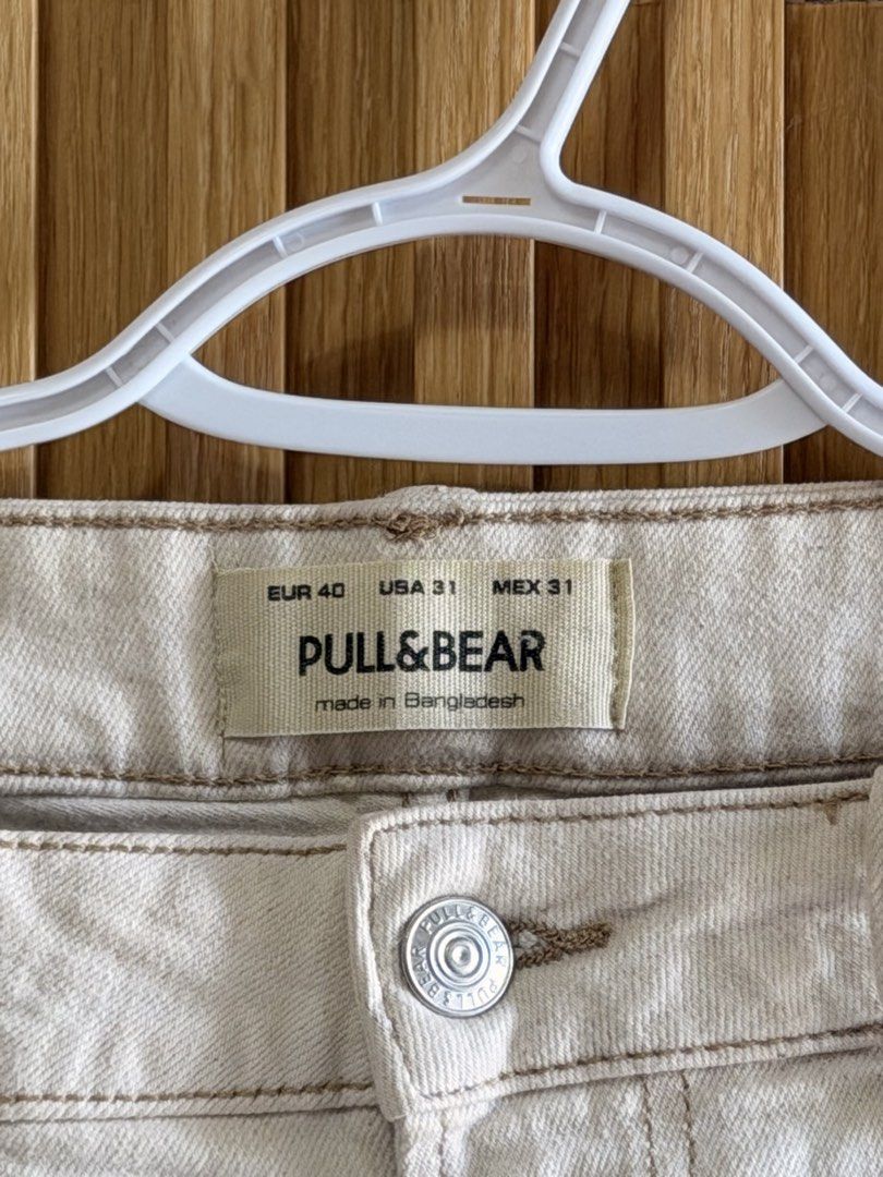 Pull&Bear Denim Shorts (Category: Shorts) located in Cebu City. Submitted by dominicviado (Listing ID 1439681365, Image 3). Description: - Pull&Bear denim shorts - Light beige color - Button closure - Classic five-pocket design - Slim fit - Made in Bangladesh - Size: EUR 40, USA 31, MEX 31.