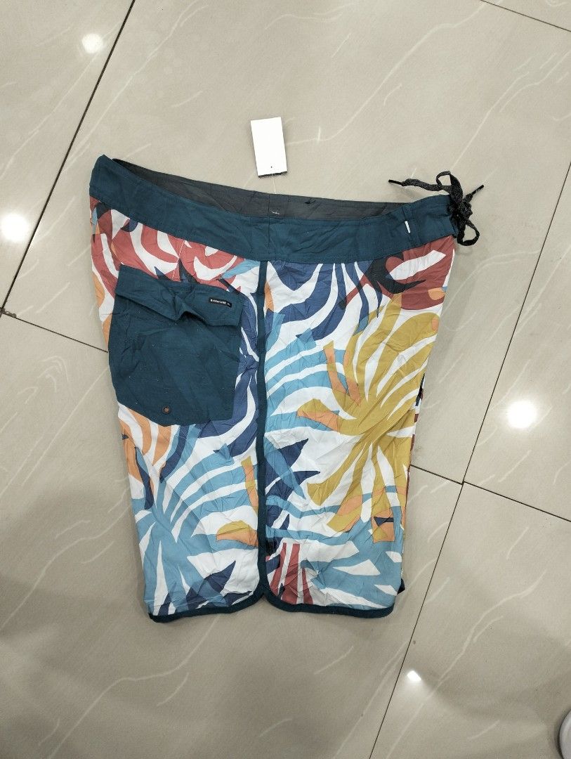 Quicksilver (Category: Shorts) located in San Carlos City. Submitted by guioverlua72920 (Listing ID 1439678235, Image 3). Description: Quicksilver 4waystretch size 36 on tag W36 L19 excellent condition no issue ₱450+sf location San Carlos city Negros Occidental.