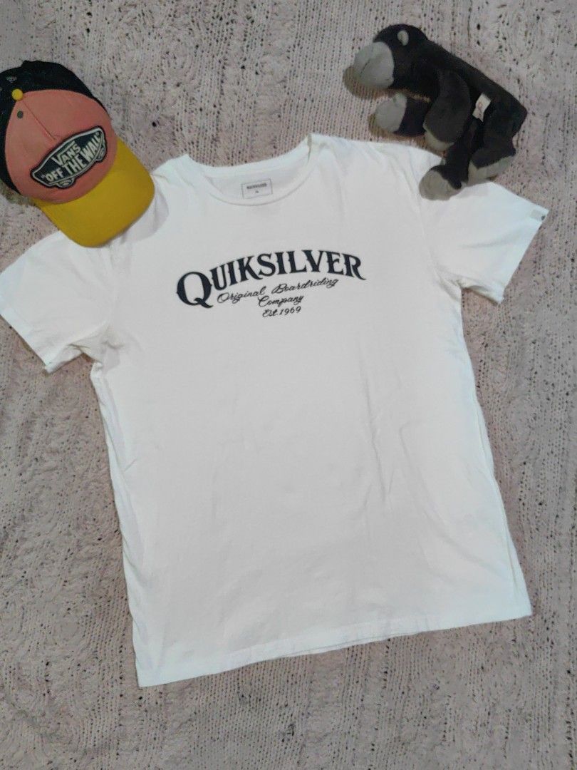 Quiksilver Spell out White Shirt (Category: Tshirts & Polo Shirts ) located in Tuguegarao City. Submitted by ekko_bag2 (Listing ID 1439641611, Image 1). Description: In excellent condition - vibrant white Tee - Spellout logo -Excellent print Dimension in inches L x W - 28 x 22.5 (pit to pit) Mode of payment - Gcash Payment first, No COD Shipping thru JNT (next day shipping) ***Please manage your expectations as this is a thrifted authentic collec