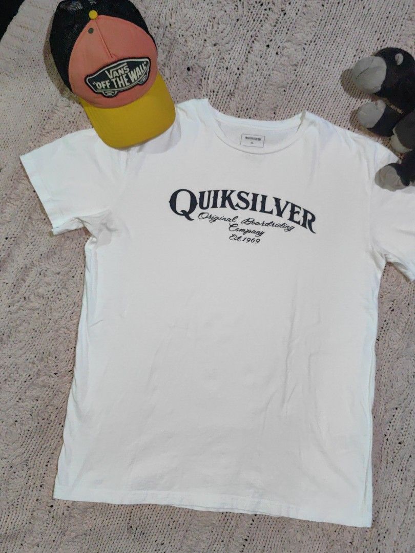 Quiksilver Spell out White Shirt (Category: Tshirts & Polo Shirts ) located in Tuguegarao City. Submitted by ekko_bag2 (Listing ID 1439641611, Image 3). Description: In excellent condition - vibrant white Tee - Spellout logo -Excellent print Dimension in inches L x W - 28 x 22.5 (pit to pit) Mode of payment - Gcash Payment first, No COD Shipping thru JNT (next day shipping) ***Please manage your expectations as this is a thrifted authentic collec
