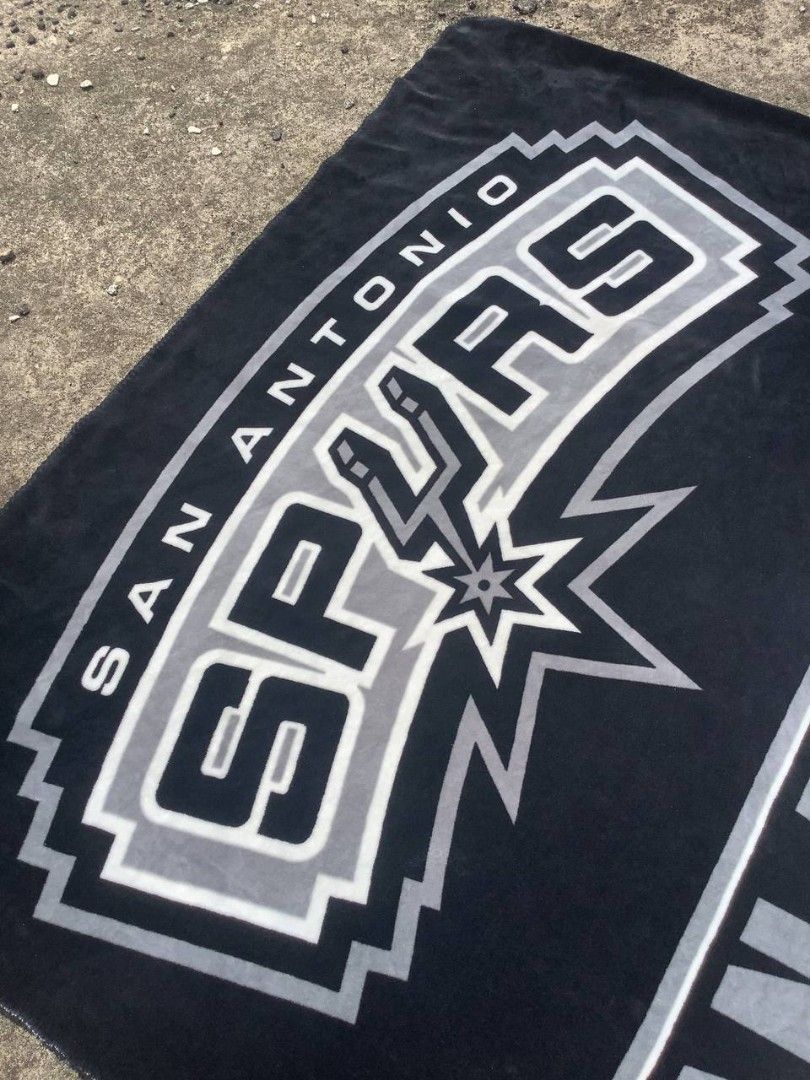 San Antonio Spurs Fleece Blanket (Category: Bedding & Towels) located in Nabua. Submitted by stayhypethrifted (Listing ID 1439618489, Image 2). Description: -Length 68 inches, Width 58 inches.