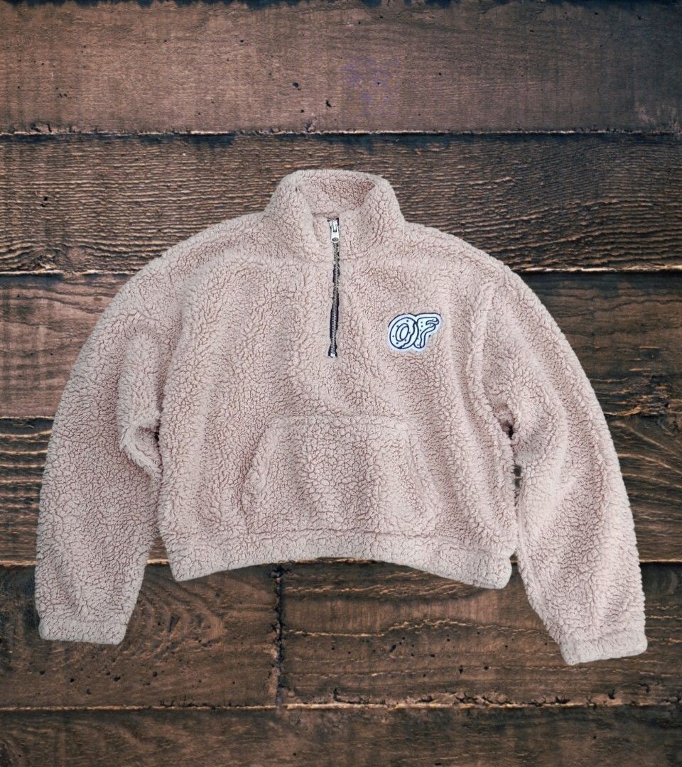 Sherpa Half zip Fleece Sweatshirt (Category: Coats, Jackets and Outerwear) located in Tabaco. Submitted by rojean_09 (Listing ID 1439670398, Image 1). Description: .