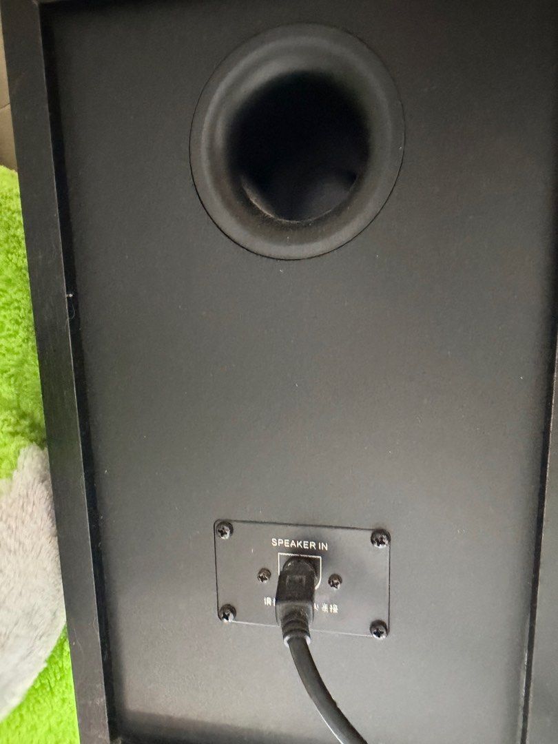 Speaker (Category: Soundbars, Speakers & Amplifiers) located in Singapore. Submitted by huangvivia20133 (Listing ID 1439641544, Image 3). Description: .