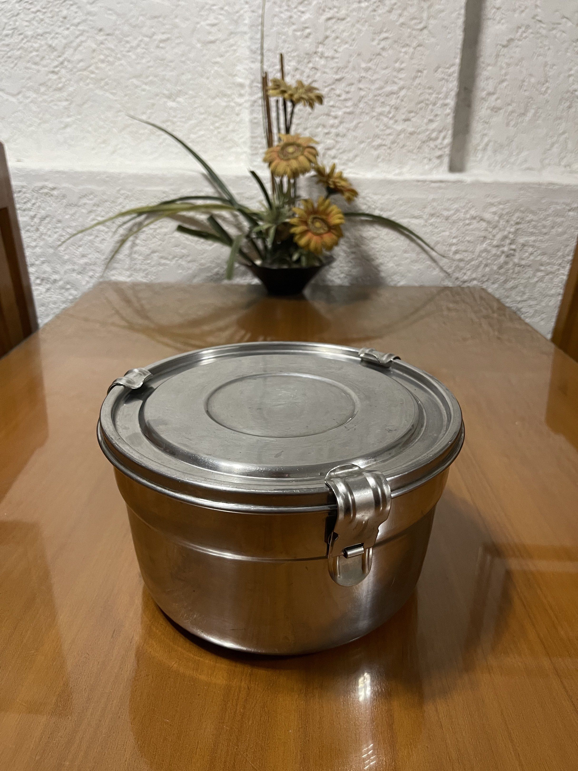 Stainless Food Keeper 20cm (Category: Other Kitchenware & Tableware) located in Quezon City. Submitted by doublelkitchenware (Listing ID 1439670845, Image 1). Description: Stainless Steel Food Keeper Made in Korea 20x11.3cm Makapal and mabigat Pure stainless steel Perfect lagayan ng food for outing, salad, marinated food etc Visible sign of usage with small dents Pick up or shipping via lalamove Provincial 🚚j&t Novaliches Qc.