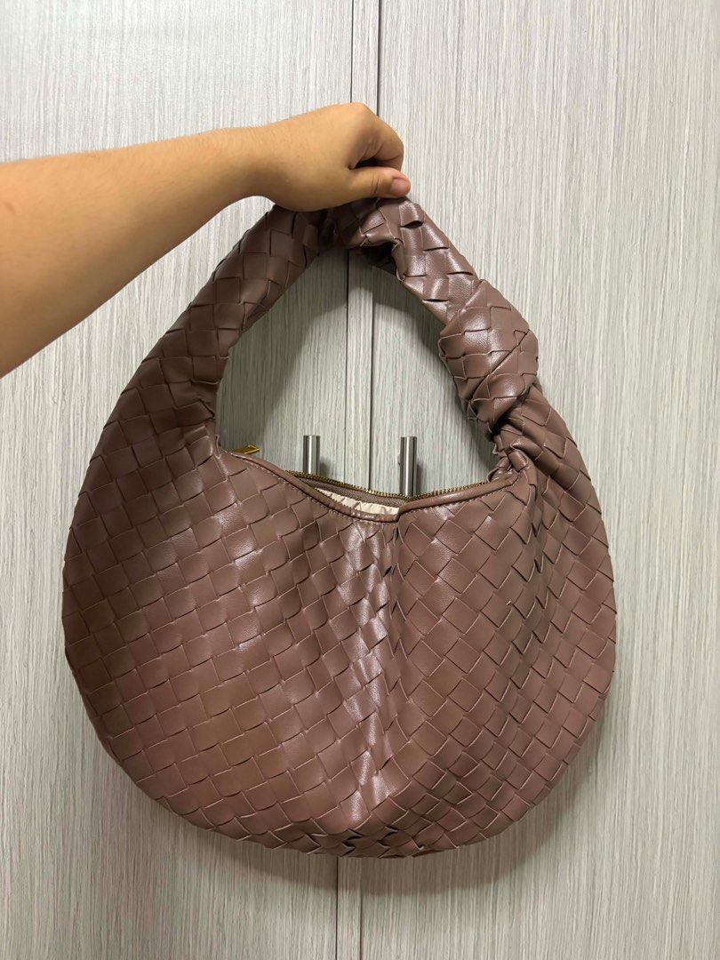 Thailand Bag (bottega inspired) (Category: Shoulder Bags) located in San Jose del Monte. Submitted by ichlo.e (Listing ID 1439721751, Image 1). Description: FAMOUS THAILAND BAG never been used. bought bigger size kaya will sell it nalang..