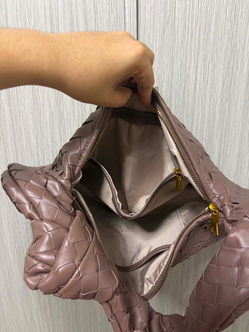 Thailand Bag (bottega inspired) (Category: Shoulder Bags) located in San Jose del Monte. Submitted by ichlo.e (Listing ID 1439721751, Image 2). Description: FAMOUS THAILAND BAG never been used. bought bigger size kaya will sell it nalang..