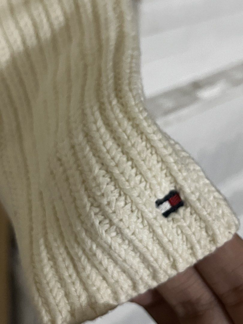 Tommy hilfiger textured knitted sweater (Category: Coats, Jackets and Outerwear) located in Manila. Submitted by shopthevintage (Listing ID 1439774800, Image 3). Description: pm for more details .