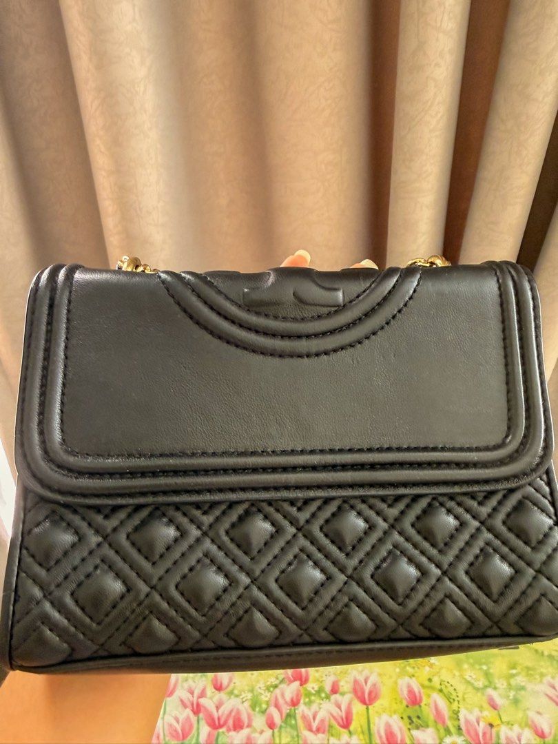 Tory Burch Fleming convertible small (Category: Luxury Bags & Wallets) located in Makati City. Submitted by catherineo (Listing ID 1439622388, Image 1). Description: Selling TB Fleming convertible small in soft leather ✨ Can be worn as cross body or shoulder bag. 😍 No dents, rubs or flaws. Still in excellent shape. Like new pa talaga. Never ginamit. Sourced from Japan. 💯authentic or money-back guaranteed if proven otherwise. Shipping fee to be 