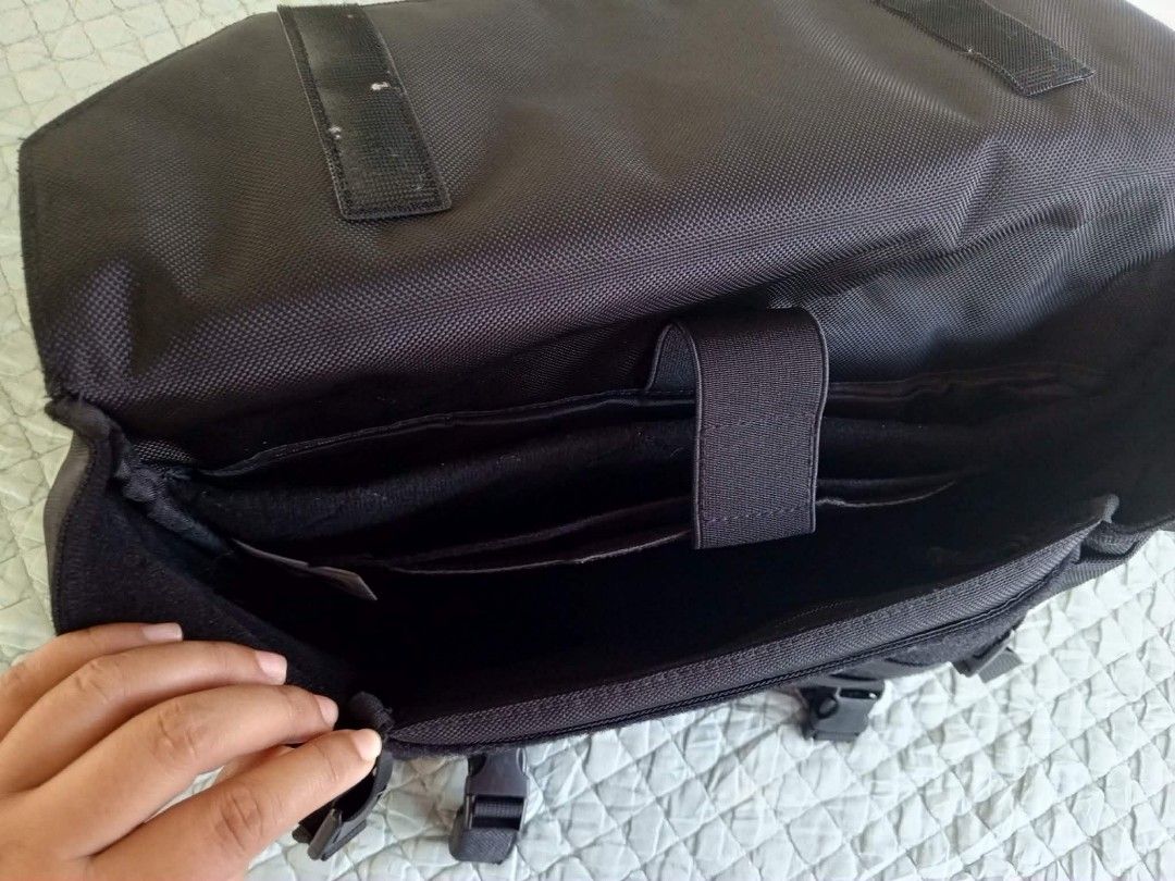 Ulanzi Camera Tactical Camera bag (Category: Camera Bags & Carriers) located in Manila. Submitted by r0h4n_6910 (Listing ID 1439790691, Image 3). Description: This is a Ulanzi BC08 camera sling bag in black.Capacity & Design: The bag offers a 9-liter expandable capacity and features a modular design with removable dividers for organized storage.Protection & Material: It is constructed with a water-resistant exterior to protect gear from the eleme