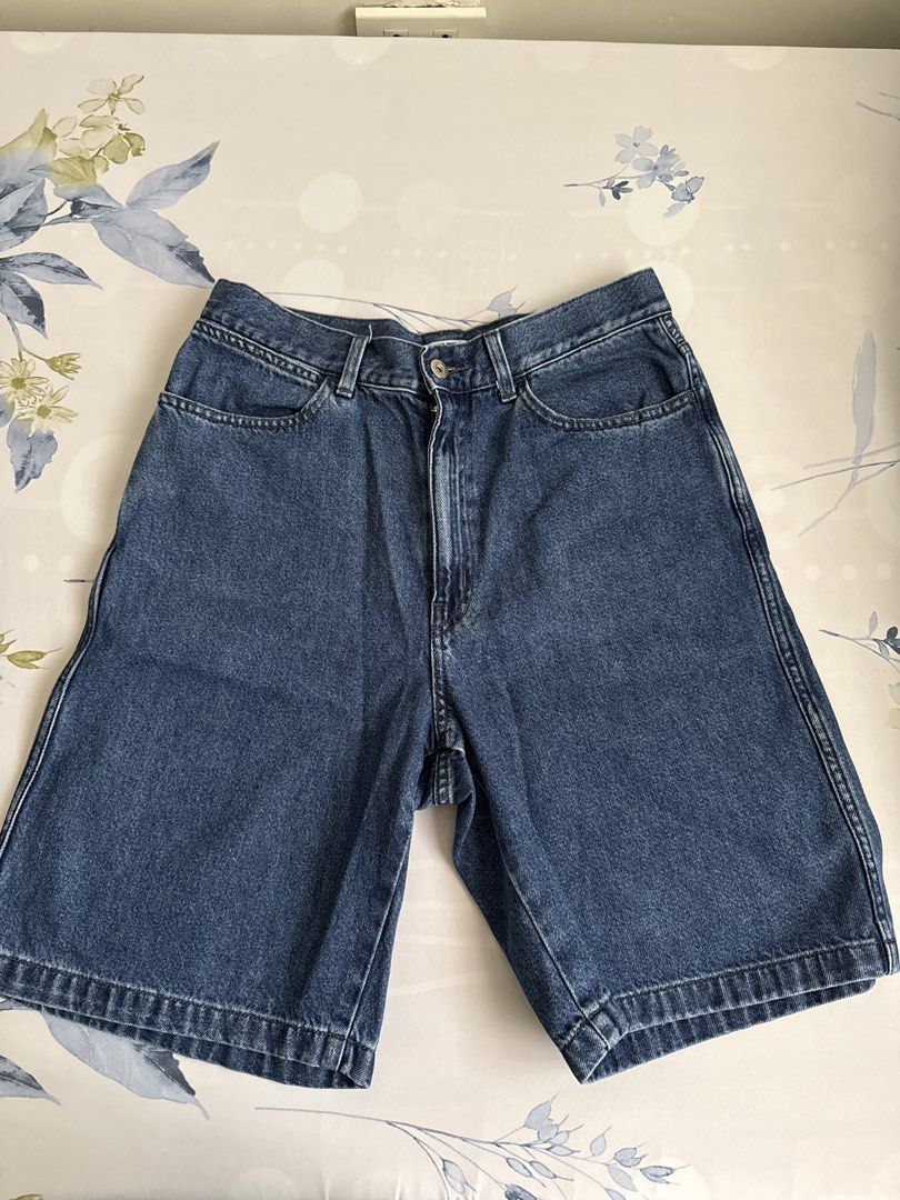 Uniqlo Denim Shorts (Category: Shorts) located in Quezon City. Submitted by prod.bts (Listing ID 1439627986, Image 1). Description: - Uniqlo denim shorts - Straight leg cut - Size: 28 (71cm) MOP: gcash MOD: jnt, lalamove, ggx.