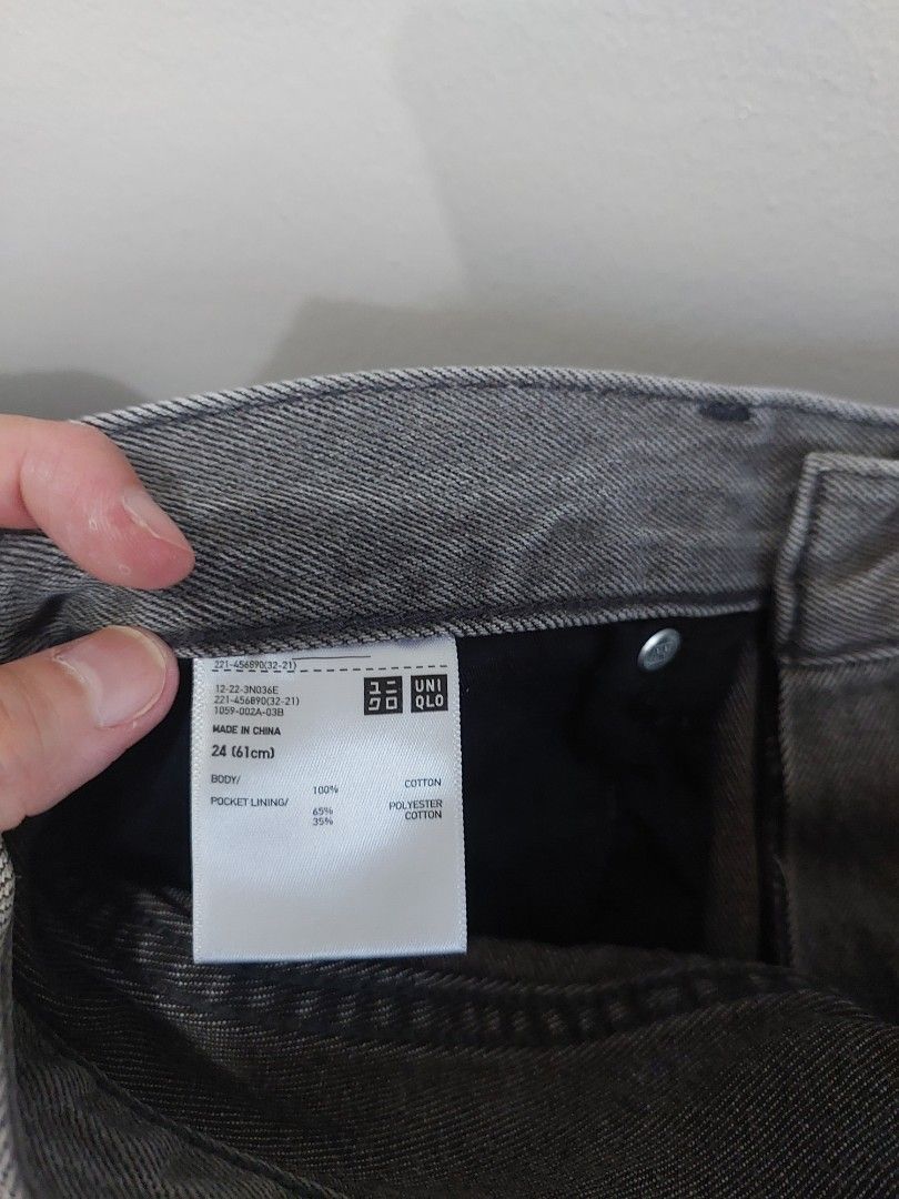 Uniqlo Denim Shorts (Category: Shorts) located in Mandaluyong City. Submitted by declutterwithkinah (Listing ID 1439711408, Image 2). Description: rfs: lost weight.