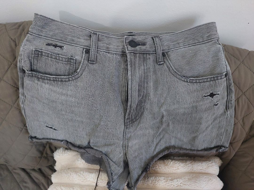 Uniqlo Denim Shorts (Category: Shorts) located in Mandaluyong City. Submitted by declutterwithkinah (Listing ID 1439711408, Image 1). Description: rfs: lost weight.