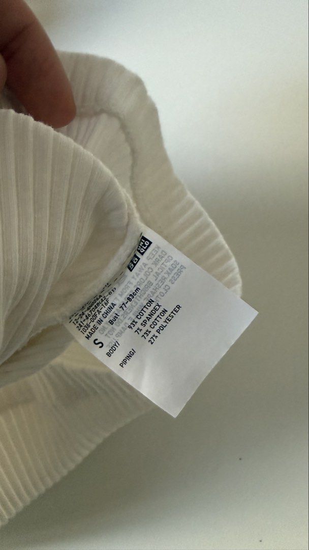 Uniqlo Ribbed Crop Top - White (Category: Shirts) located in Manila. Submitted by cys_preloved (Listing ID 1439715614, Image 2). Description: - Uniqlo Crop Top - Size: S - Color: White - Style: Halter Neck - Material: Ribbed fabric.