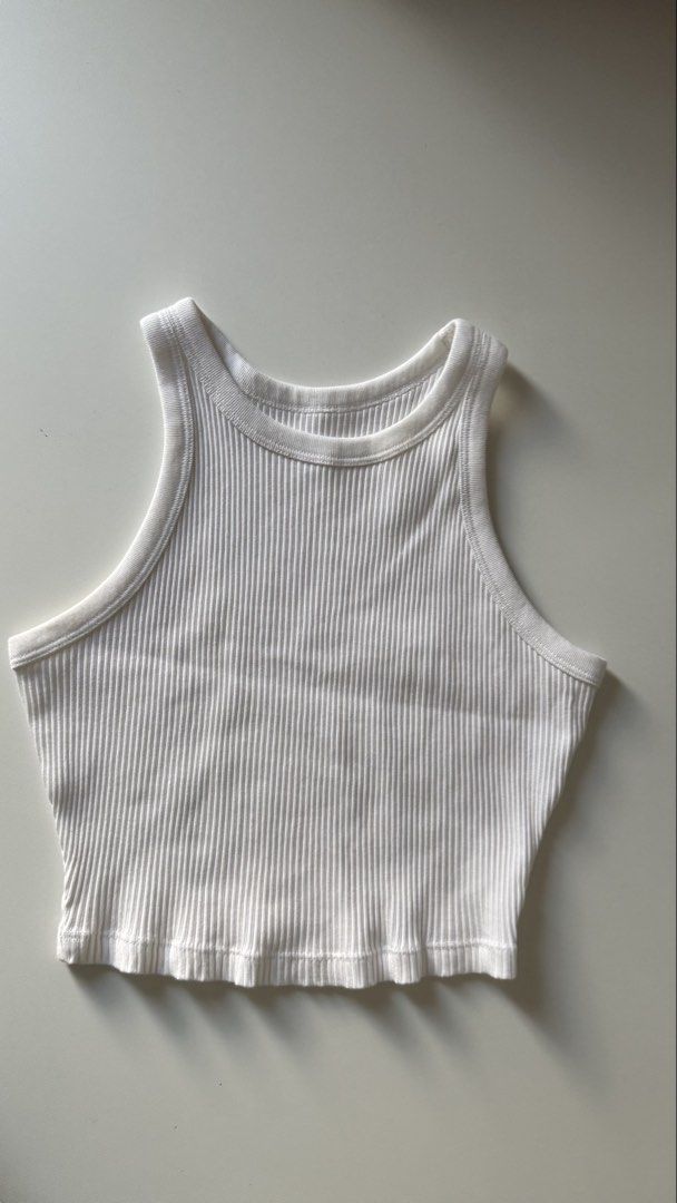Uniqlo Ribbed Crop Top - White (Category: Shirts) located in Manila. Submitted by cys_preloved (Listing ID 1439715614, Image 1). Description: - Uniqlo Crop Top - Size: S - Color: White - Style: Halter Neck - Material: Ribbed fabric.