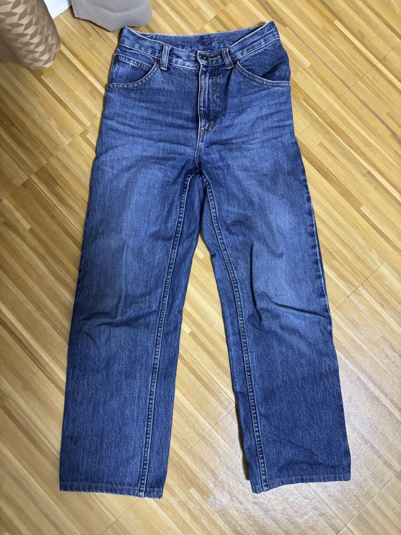 Uniqlo Straight Leg Jeans (Category: Jeans) located in Rizal. Submitted by chrclm (Listing ID 1439781019, Image 1). Description: Super nice straight leg jeans! 🥹 Fits waist 24 :) Dark denim color.