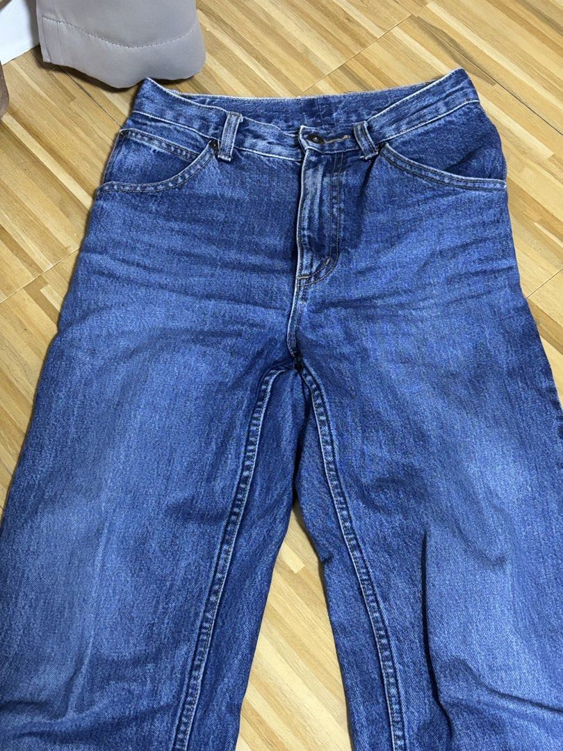 Uniqlo Straight Leg Jeans (Category: Jeans) located in Rizal. Submitted by chrclm (Listing ID 1439781019, Image 2). Description: Super nice straight leg jeans! 🥹 Fits waist 24 :) Dark denim color.