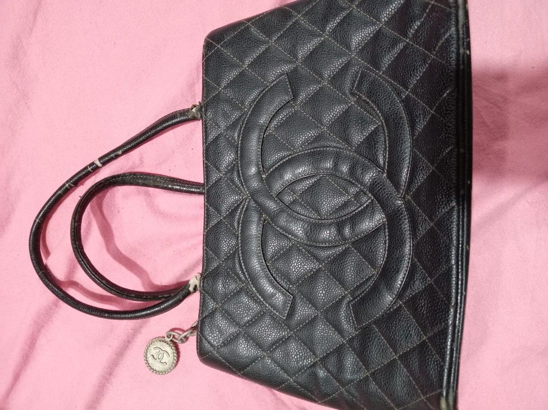 Vintage Chanel (Category: Luxury Bags & Wallets) located in Malolos. Submitted by shoptokyothrift (Listing ID 1439768438, Image 1). Description: Vintage chanel As is Authentic leather.