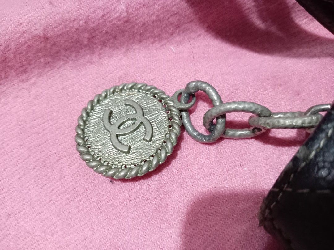 Vintage Chanel (Category: Luxury Bags & Wallets) located in Malolos. Submitted by shoptokyothrift (Listing ID 1439768438, Image 2). Description: Vintage chanel As is Authentic leather.