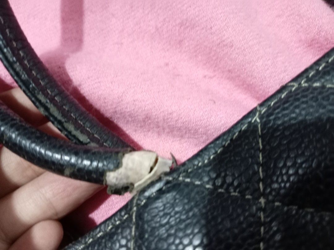 Vintage Chanel (Category: Luxury Bags & Wallets) located in Malolos. Submitted by shoptokyothrift (Listing ID 1439768438, Image 3). Description: Vintage chanel As is Authentic leather.