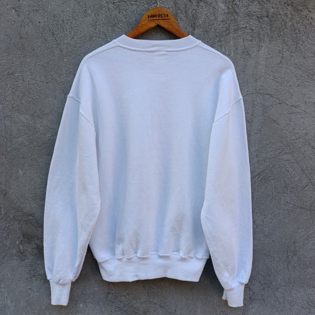 Vintage Russell Athletic Crewneck (Category: Coats, Jackets and Outerwear) located in Aritao. Submitted by kami.seta (Listing ID 1439804667, Image 2). Description: SIZE-L LENGTH-25½ WIDTH-22 COLOR & CONDITION-9.5/10 ISSUE-unnoticeable stain.