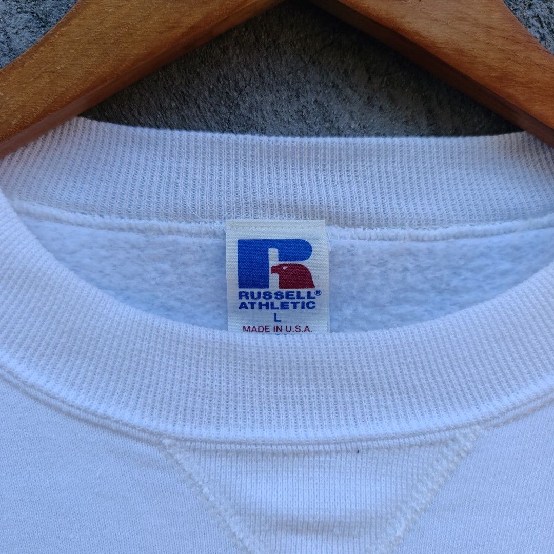Vintage Russell Athletic Crewneck (Category: Coats, Jackets and Outerwear) located in Aritao. Submitted by kami.seta (Listing ID 1439804667, Image 3). Description: SIZE-L LENGTH-25½ WIDTH-22 COLOR & CONDITION-9.5/10 ISSUE-unnoticeable stain.