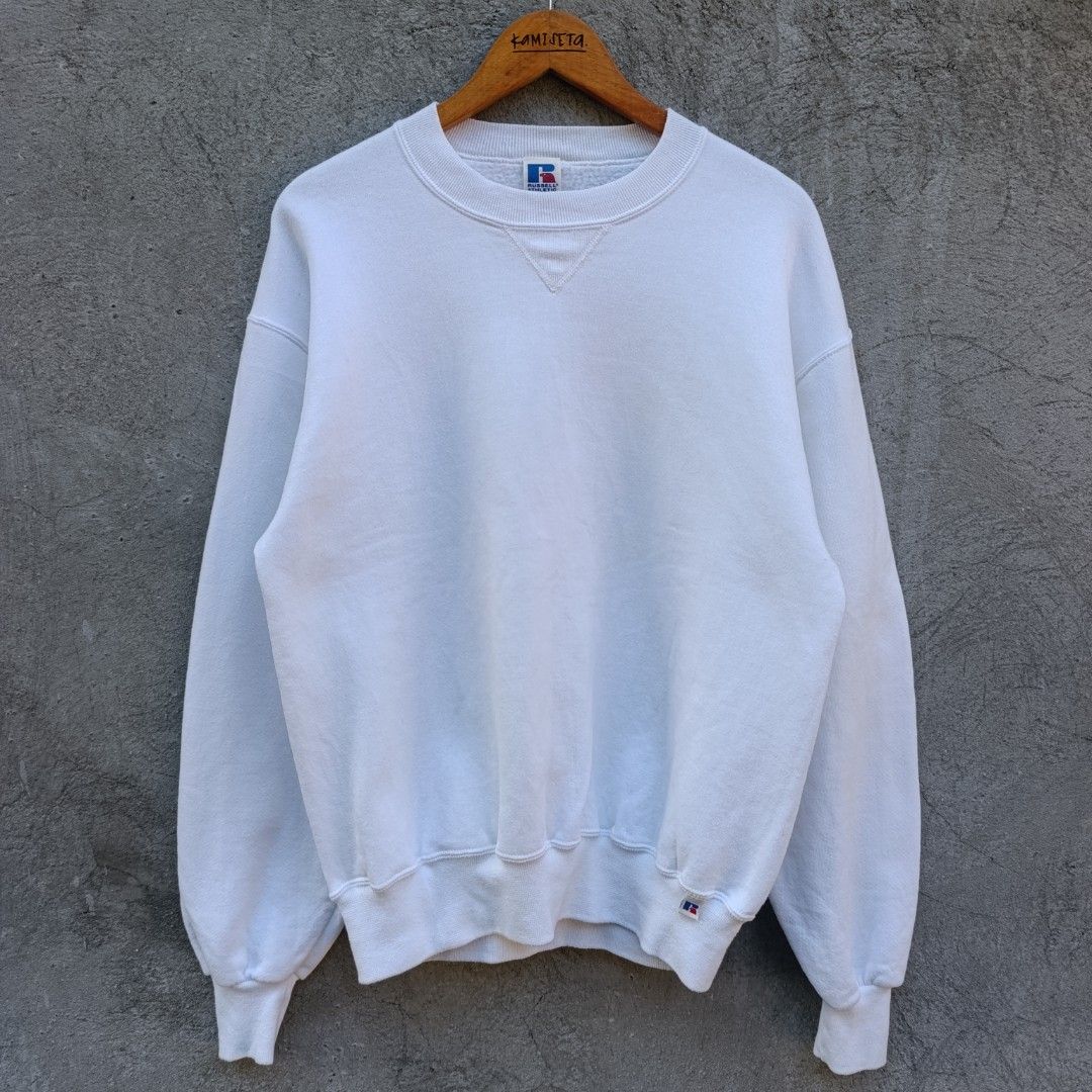Vintage Russell Athletic Crewneck (Category: Coats, Jackets and Outerwear) located in Aritao. Submitted by kami.seta (Listing ID 1439804667, Image 1). Description: SIZE-L LENGTH-25½ WIDTH-22 COLOR & CONDITION-9.5/10 ISSUE-unnoticeable stain.