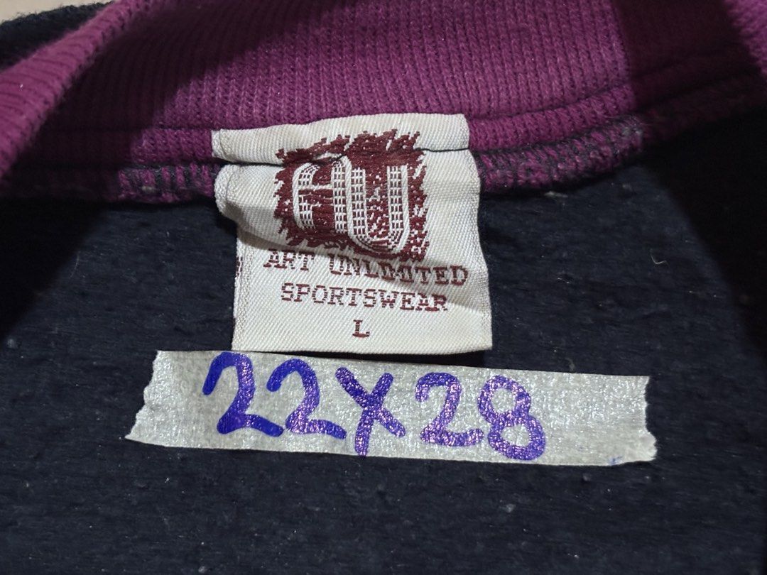 Vintage Sweater (Category: Coats, Jackets and Outerwear) located in Noveleta. Submitted by nep21 (Listing ID 1439616538, Image 3). Description: Vintage Back to Back Designed Sweater Size L 22x28” Excellent condition Selling for 1,500 pesos Noveleta,Cavite location Shipping J&T, Lalamove or LBC.