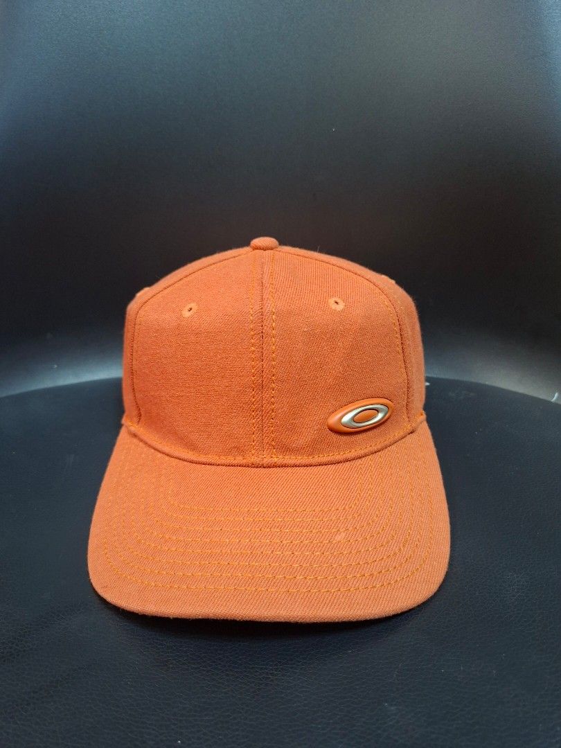 Vintage y2k Oakley fitted cap (Category: Caps & Hats) located in Cavite. Submitted by labbudds20 (Listing ID 1439805648, Image 1). Description: vintage y2k Oakley fitted cap small to medium excellent condition see pictures for details.