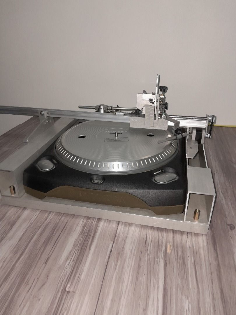 Vinyl Recorder (Category: Other Audio Equipment) located in Manila. Submitted by olxph_vrema5425 (Listing ID 1439708243, Image 1). Description: For sale, new Vinyl Recorder. See pictures of the vinyl recorder system. It can cut 12" PETG blanks. I only sell the cutting system; the customer will need to purchase the turntable and amplifier. The system cuts live, one by one, from a PC or laptop using a free sound editing program. It can be used to m